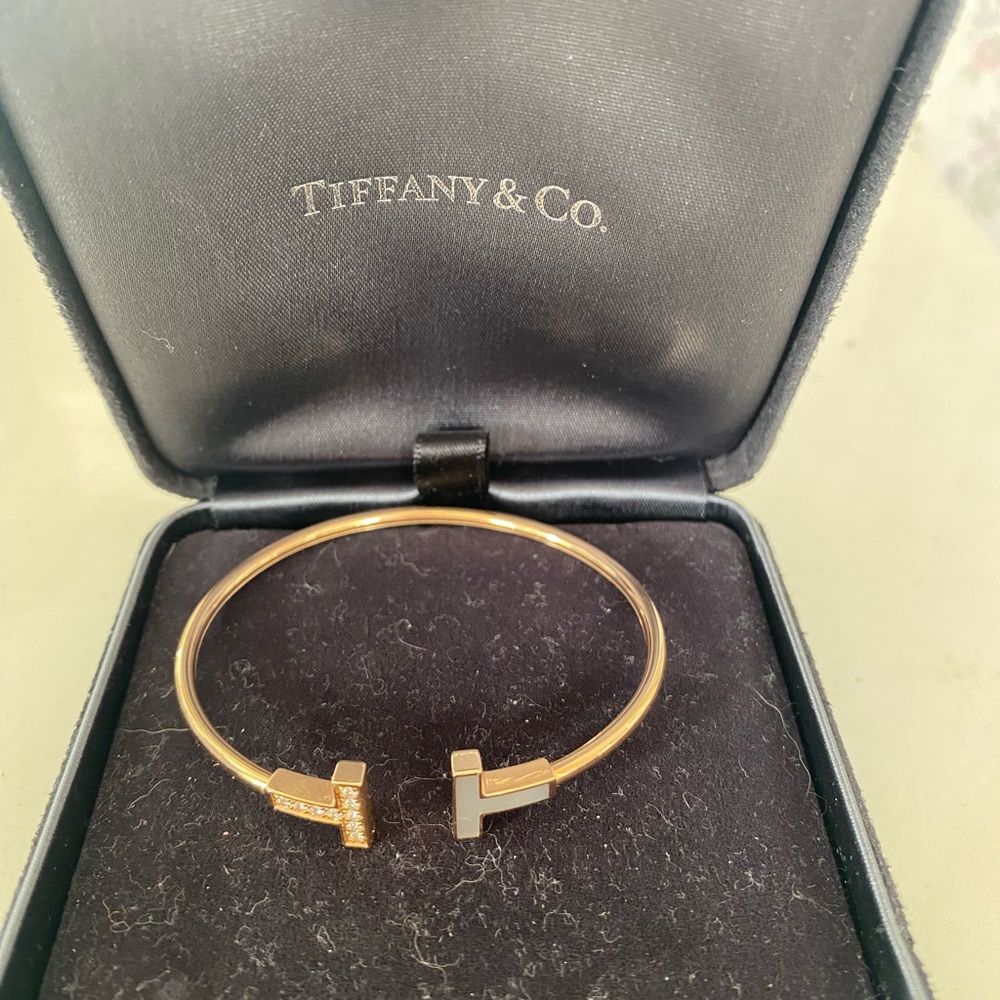 Tiffany & Co T bracelet in Rose Gold